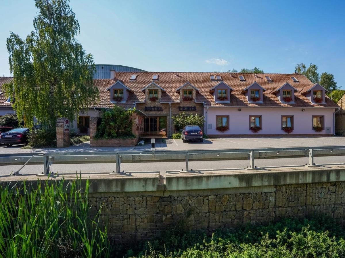 Hotel Kurdejov - Bed And Breakfast Exterior photo